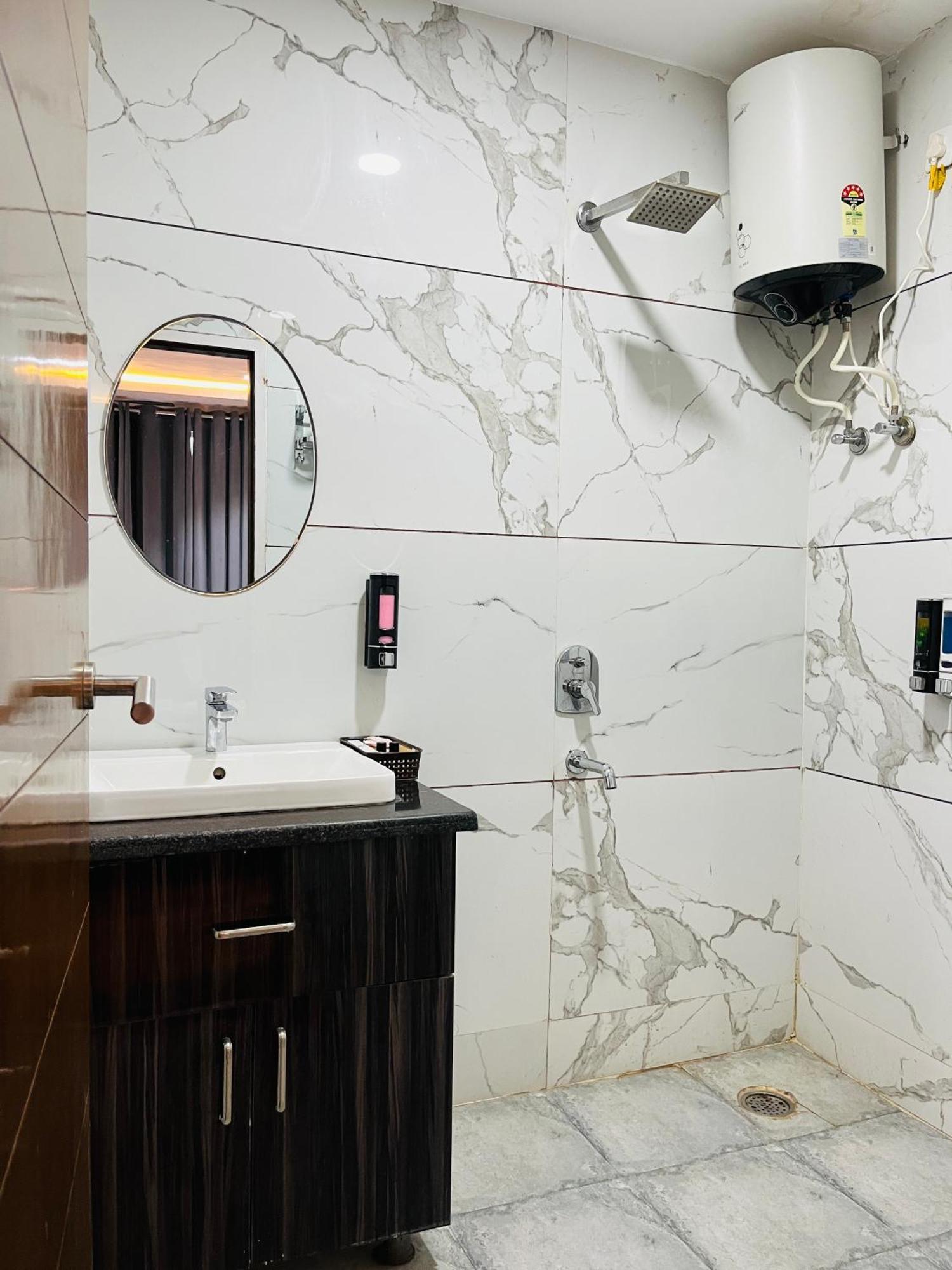 Affluence Hotel Kharar エクステリア 写真